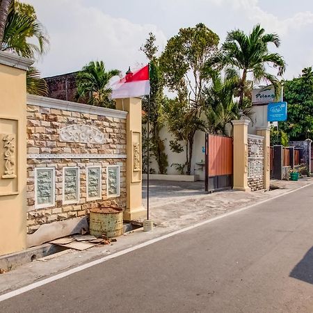 Oyo 3831 Pelangi Residence Syariah Surakarta  Exterior photo