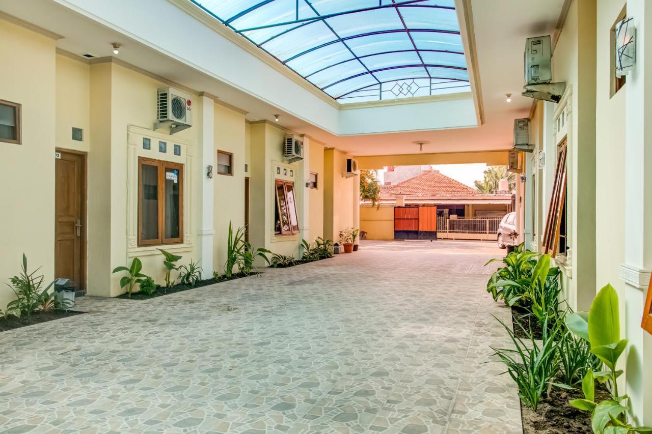 Oyo 3831 Pelangi Residence Syariah Surakarta  Exterior photo