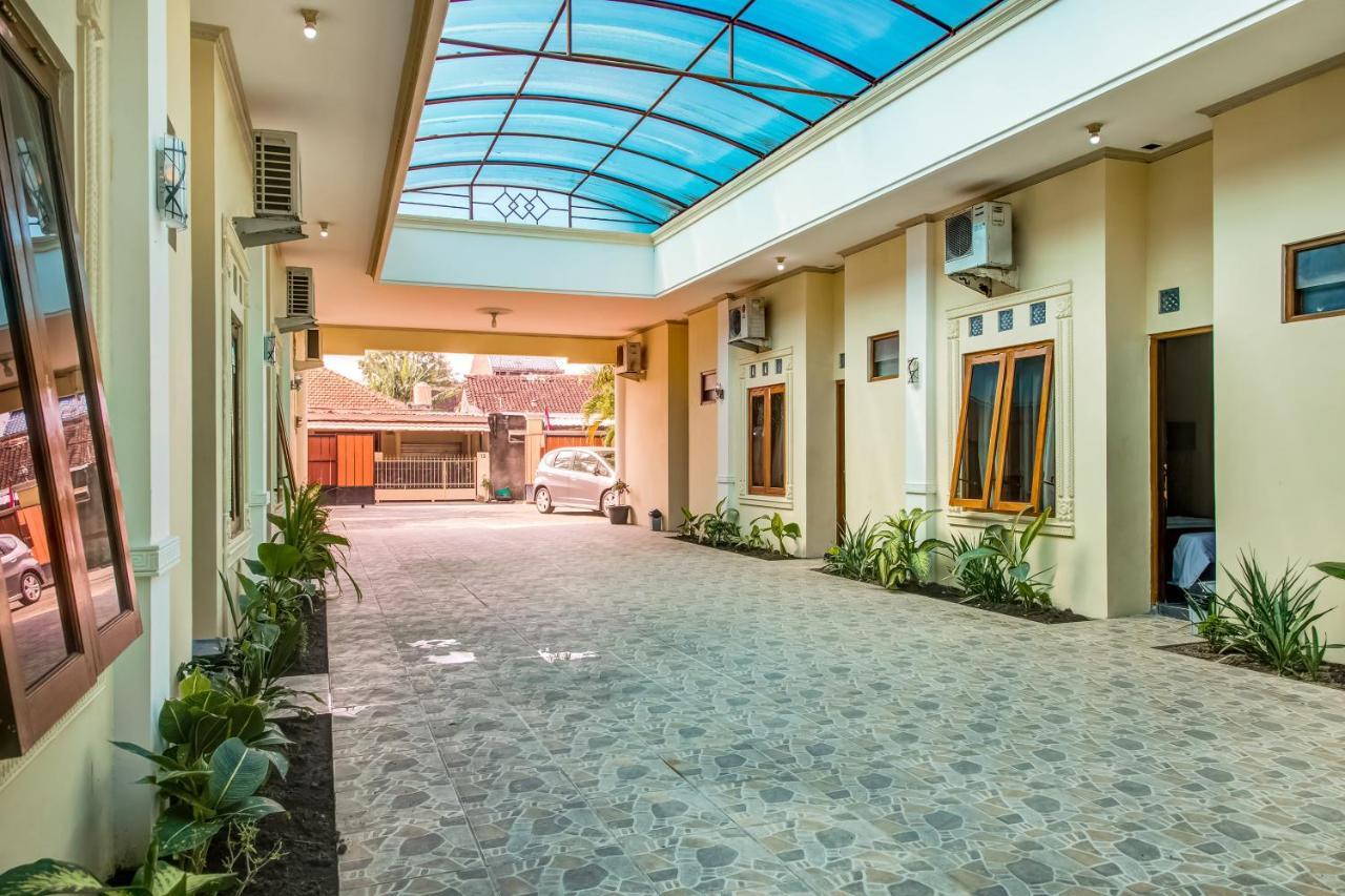 Oyo 3831 Pelangi Residence Syariah Surakarta  Exterior photo