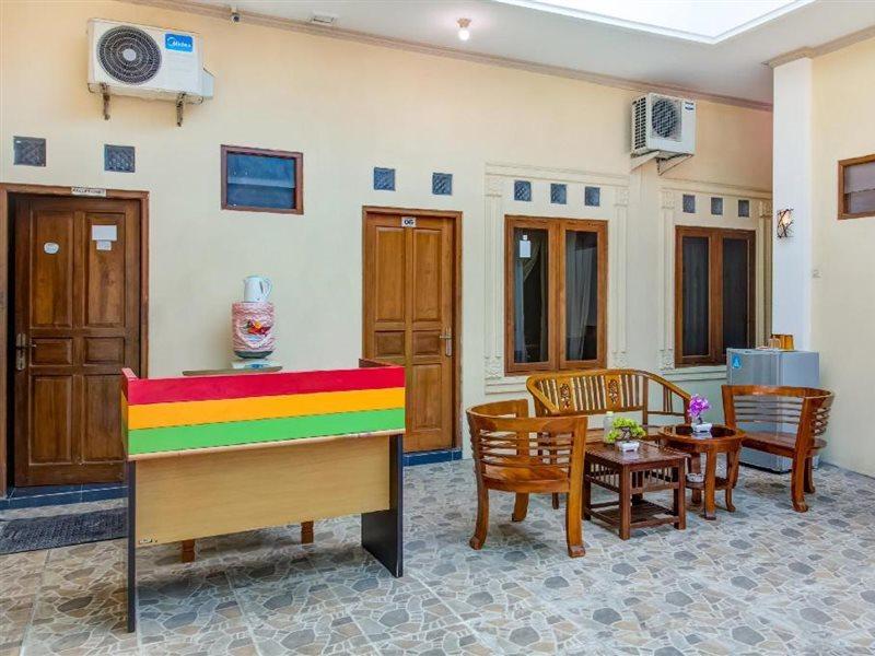 Oyo 3831 Pelangi Residence Syariah Surakarta  Exterior photo